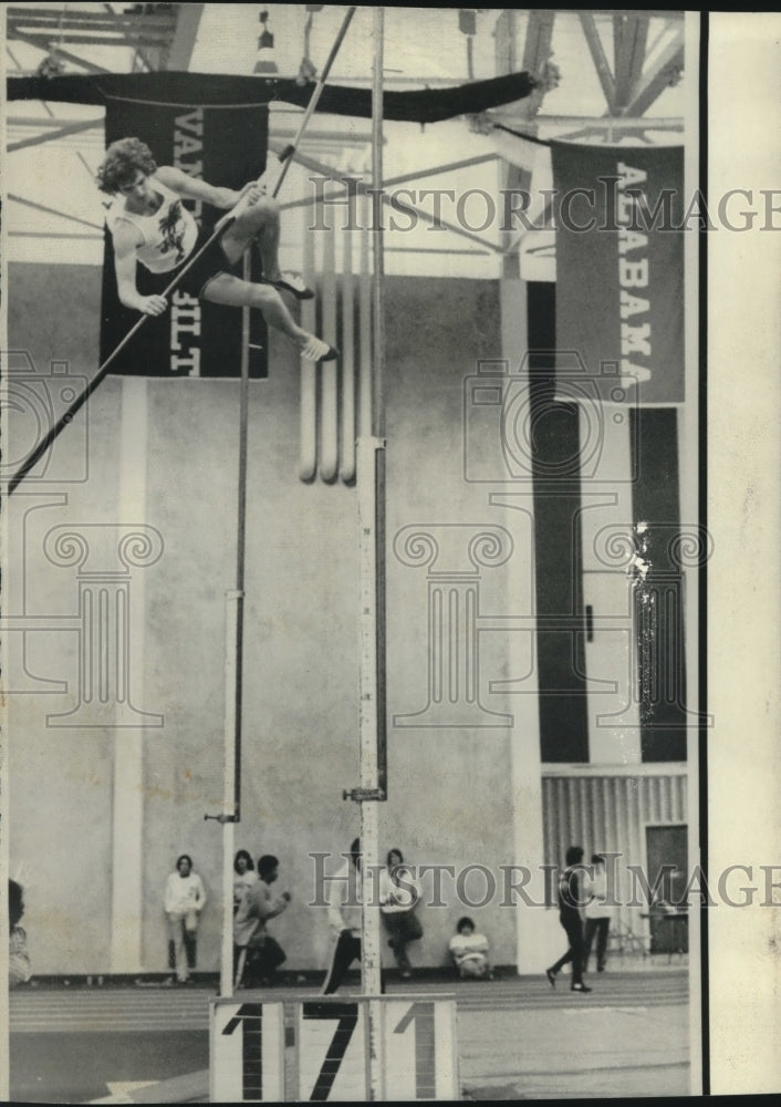 1975 Press Photo University of Florida pole vaulter William Freeman - nos12175- Historic Images