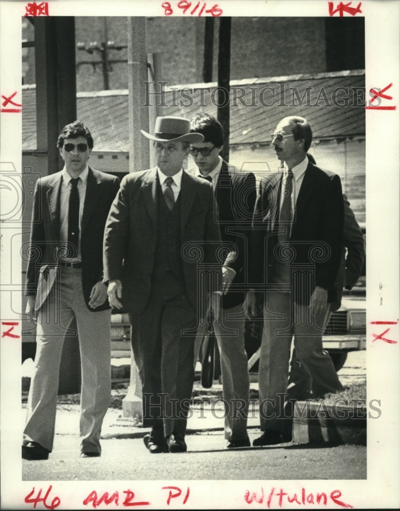 Load image into Gallery viewer, 1985 Press Photo Tulane basketball coach Ned Fowler with assistants and lawyer
