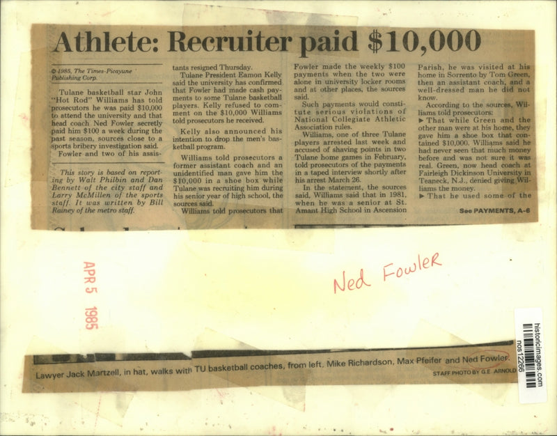 Load image into Gallery viewer, 1985 Press Photo Tulane basketball coach Ned Fowler with assistants and lawyer
