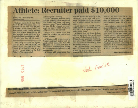 1985 Press Photo Tulane basketball coach Ned Fowler with assistants and lawyer