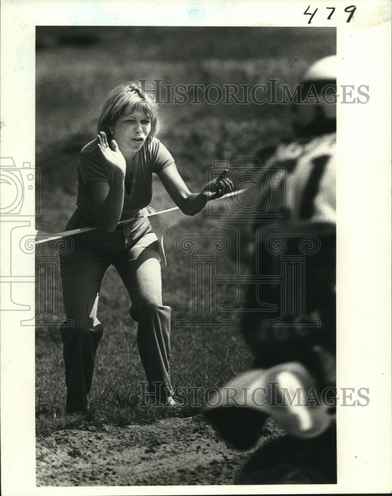 1982 Press Photo Mary Ann Murphy cheers son Joey during English Turn motocross- Historic Images