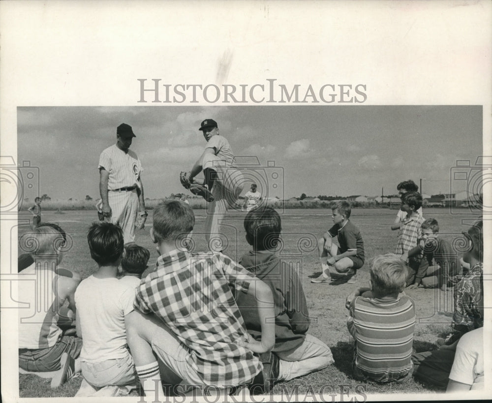 1967 Press Photo Ray Yochim and Ben Plaia during Diamond Club baseball clinic- Historic Images