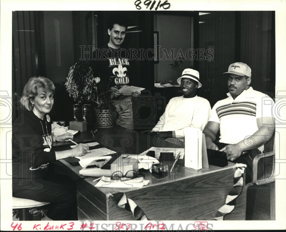 1987 Press Photo Ponchartrain State Bank employees, New Orleans Saints players- Historic Images