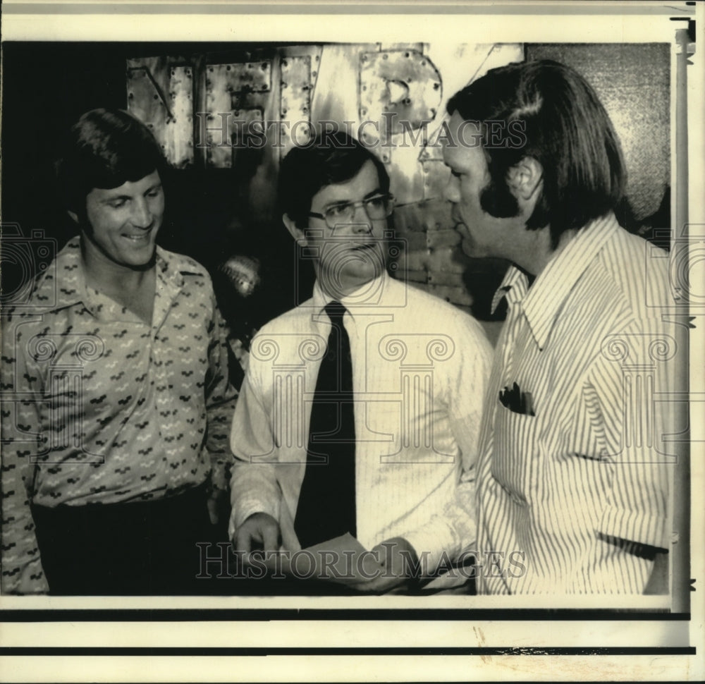 1974 Press Photo NFL Players Association members and union director Ed Garvey- Historic Images