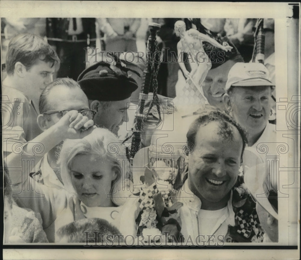 1967 Press Photo Indianapolis 500 race winner A.J. Foyt and wife - nos12637- Historic Images