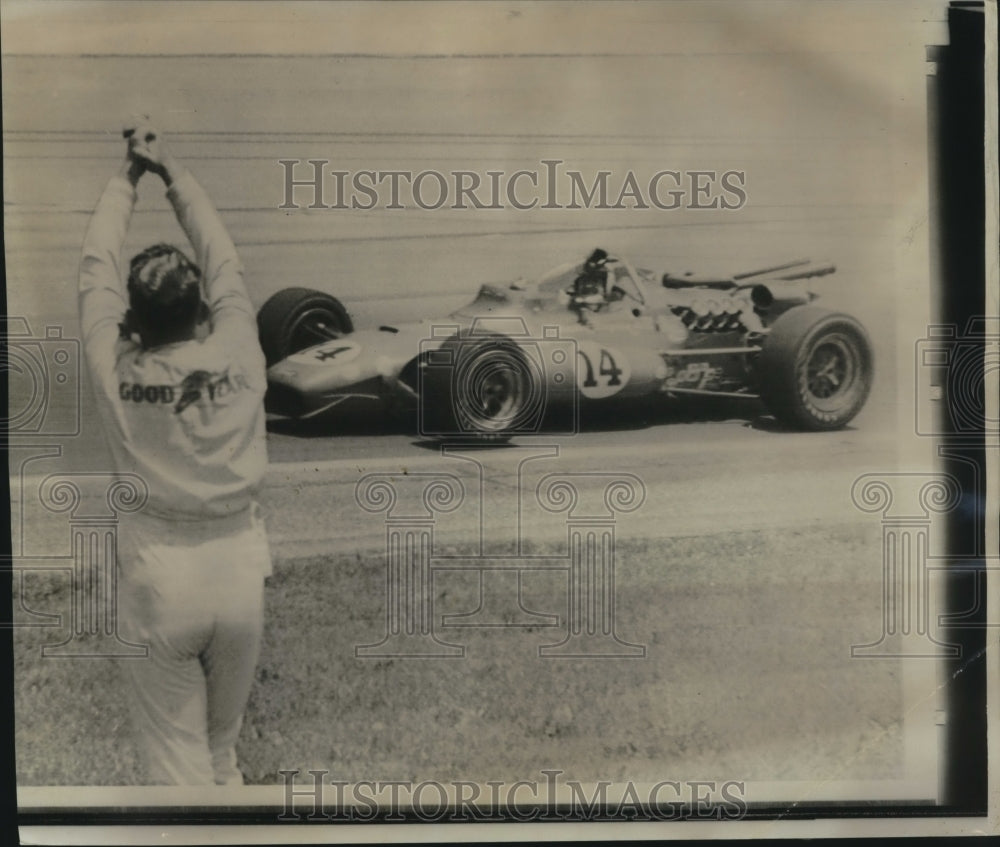 1967 Press Photo Race drivers Gordon Johncock and A.J. Foyt at the Indy 500- Historic Images