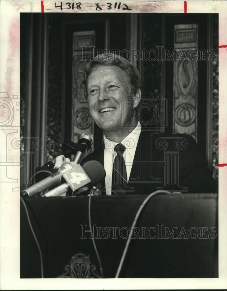 1983 Press Photo Tulane college football coach Wally English at Quarterback Club- Historic Images