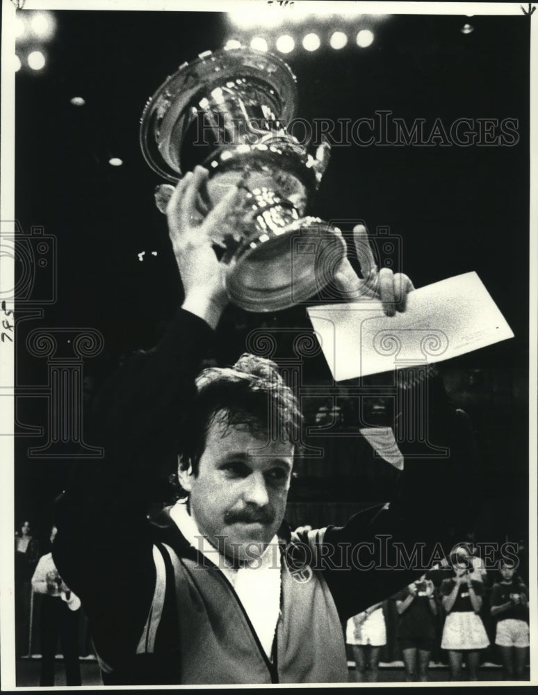 1980 Press Photo Tennis player Wojtek Fibak hoists the Gulf States&#39; trophy- Historic Images