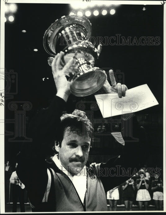 1980 Press Photo Tennis player Wojtek Fibak hoists the Gulf States' trophy- Historic Images