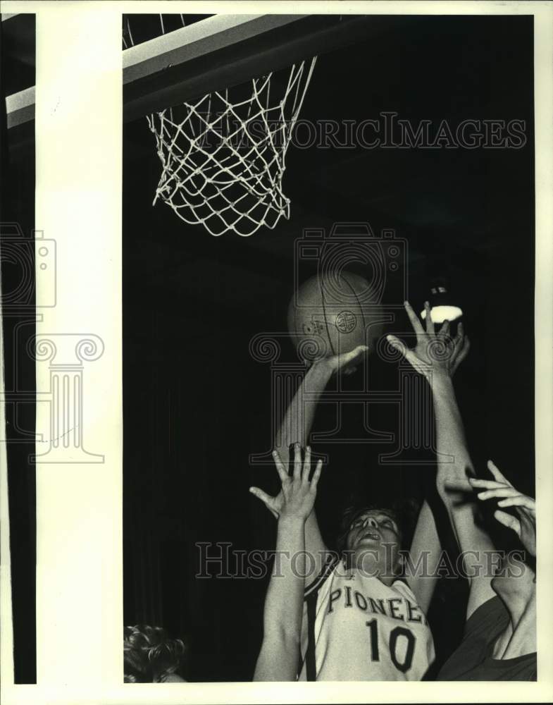 Load image into Gallery viewer, 1982 Press Photo Crescent City Baptist High basketball player Stacey Gaudet
