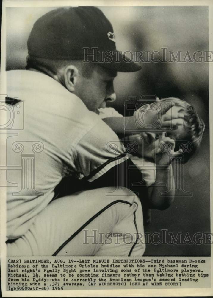 1965 Press Photo Baltimore Orioles baseball player Brooks Robinson and son- Historic Images