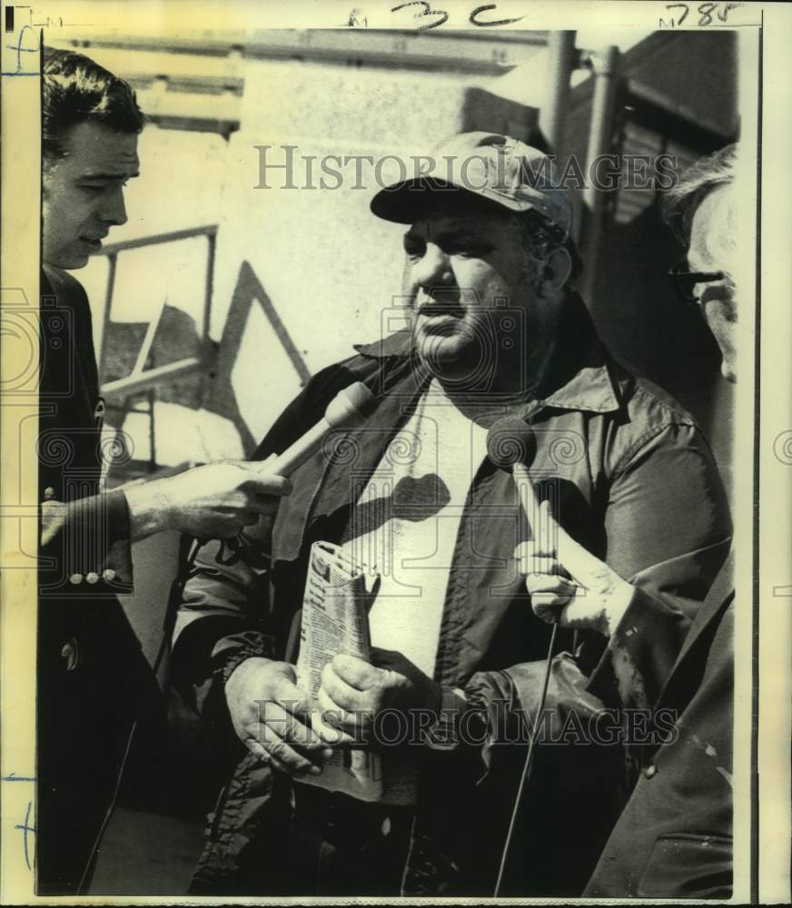 1973 Press Photo Chicago Bears football Abe Gibron discusses Dick Butkus- Historic Images