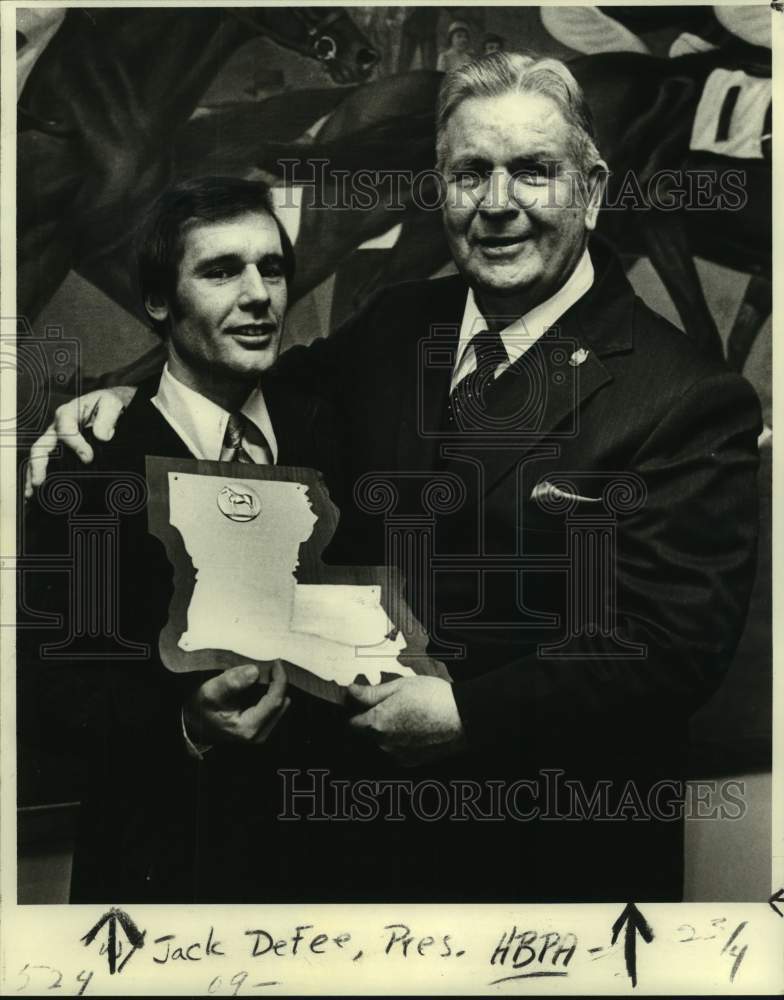 1979 Press Photo Jockey Eddie Delahoussaye and racing official Jack DeFee- Historic Images