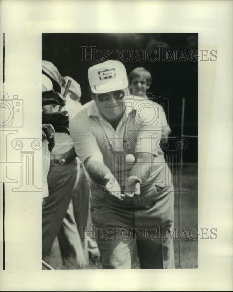 1977 Press Photo A man snags a golf ball at the Greater New Orleans Open- Historic Images