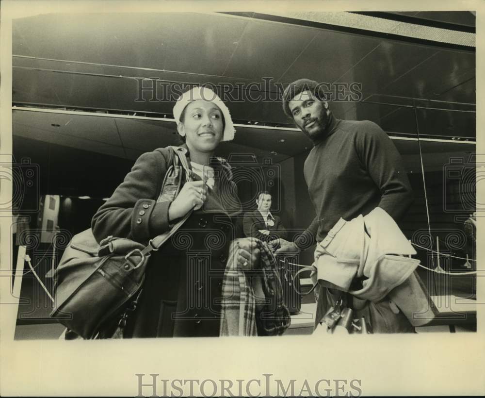 1975 Press Photo Pittsburgh Steelers football player Mean Joe Greene and wife- Historic Images