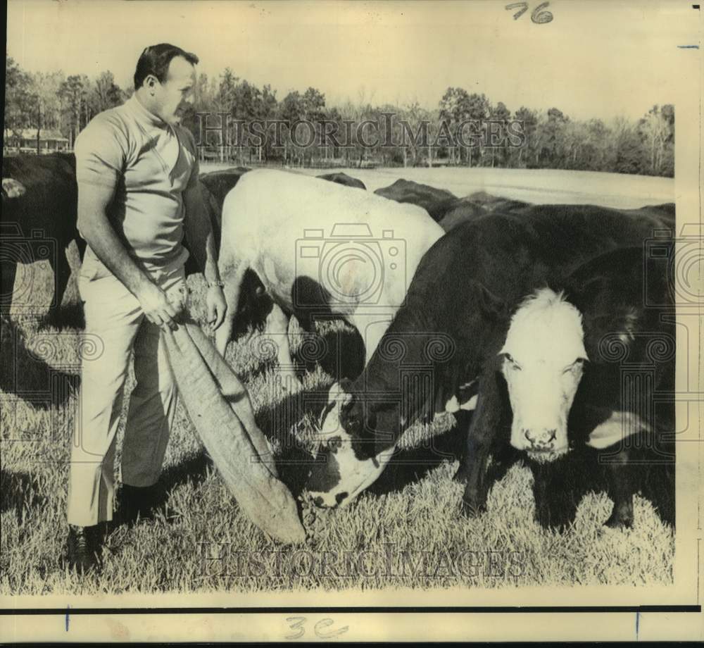 1976 Press Photo Race driver A.J. Foyt at his Texas ranch - nos14060- Historic Images