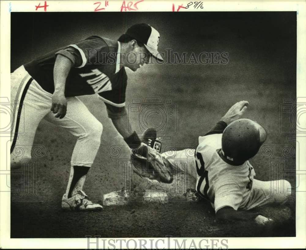 1988 Press Photo Tulane Baseball Lauren Flores in Action - nos14173- Historic Images