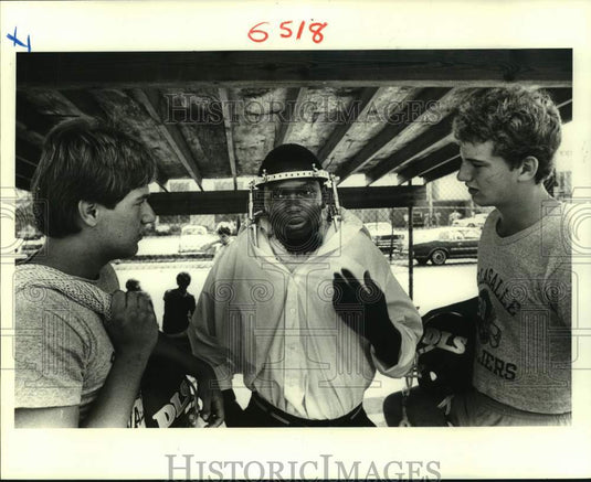 1983 Press Photo Football Players of Del La Salle School with McKinley Davis- Historic Images