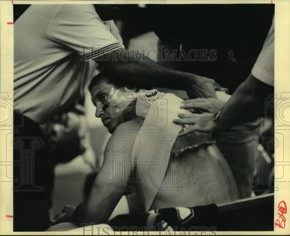 1990 Press Photo New Orleans Saints Quarterback John Forcade Has Shoulder Iced- Historic Images