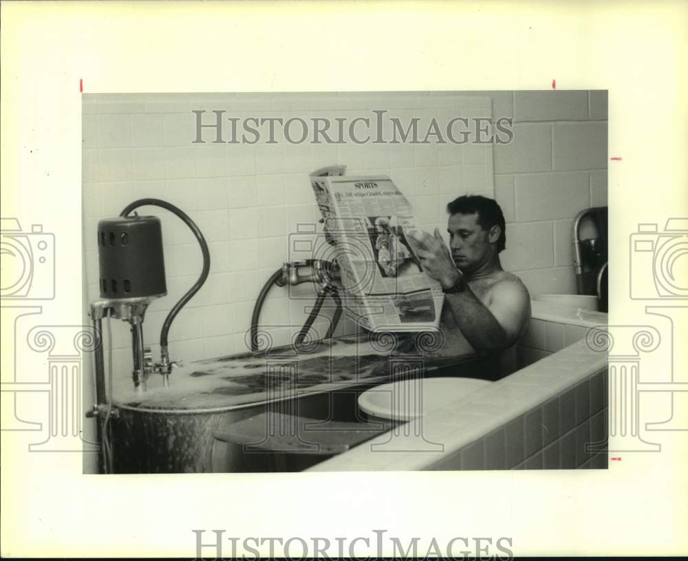 1990 Press Photo New Orleans Saints football player John Fourcade in tub- Historic Images