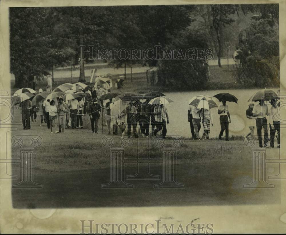 1970 Press Photo Greater New Orleans Open golf fans brave the rain - nos14363- Historic Images