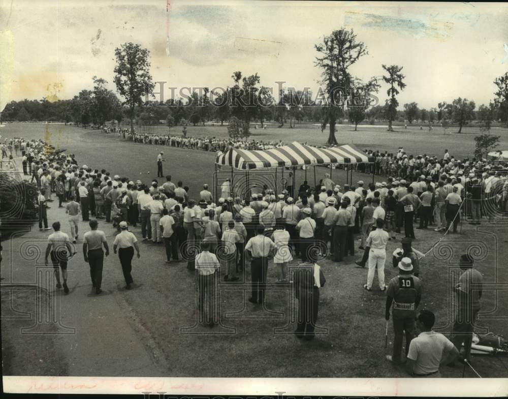 1968 Press Photo Greater New Orleans Open golf fans at the No. 1 tee box- Historic Images