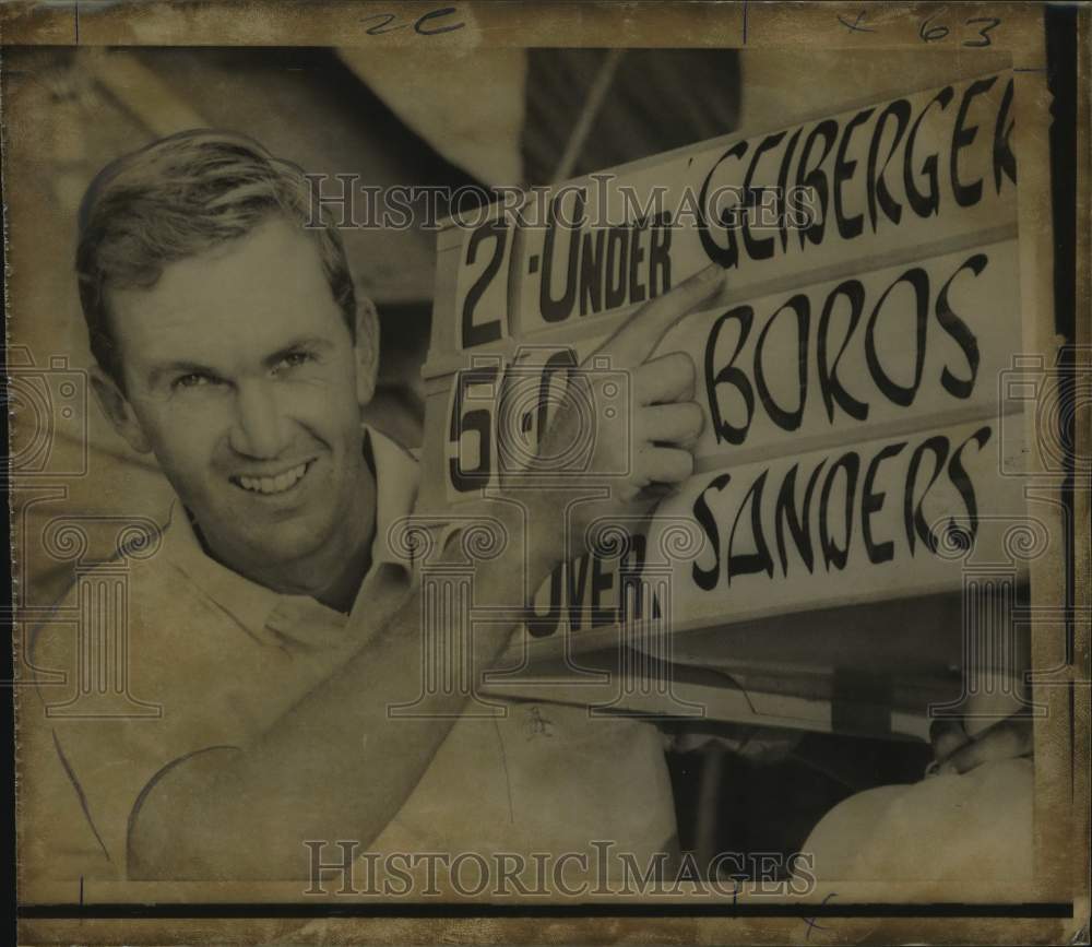 Press Photo Golfer Al Geiberger points to a scoreboard - nos14378- Historic Images