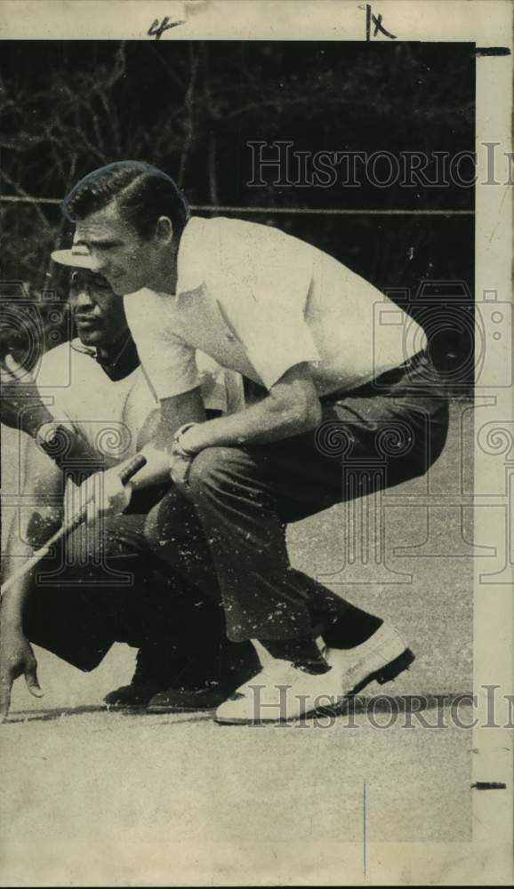 1969 Press Photo Golfer Dave Hill reads a putt - nos14413- Historic Images