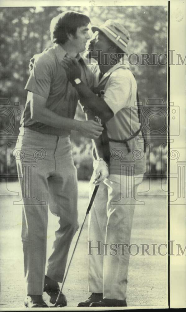 1972 Press Photo Golf - Dave Hill is Kissed by Caddy After Winning Monsanto Open- Historic Images