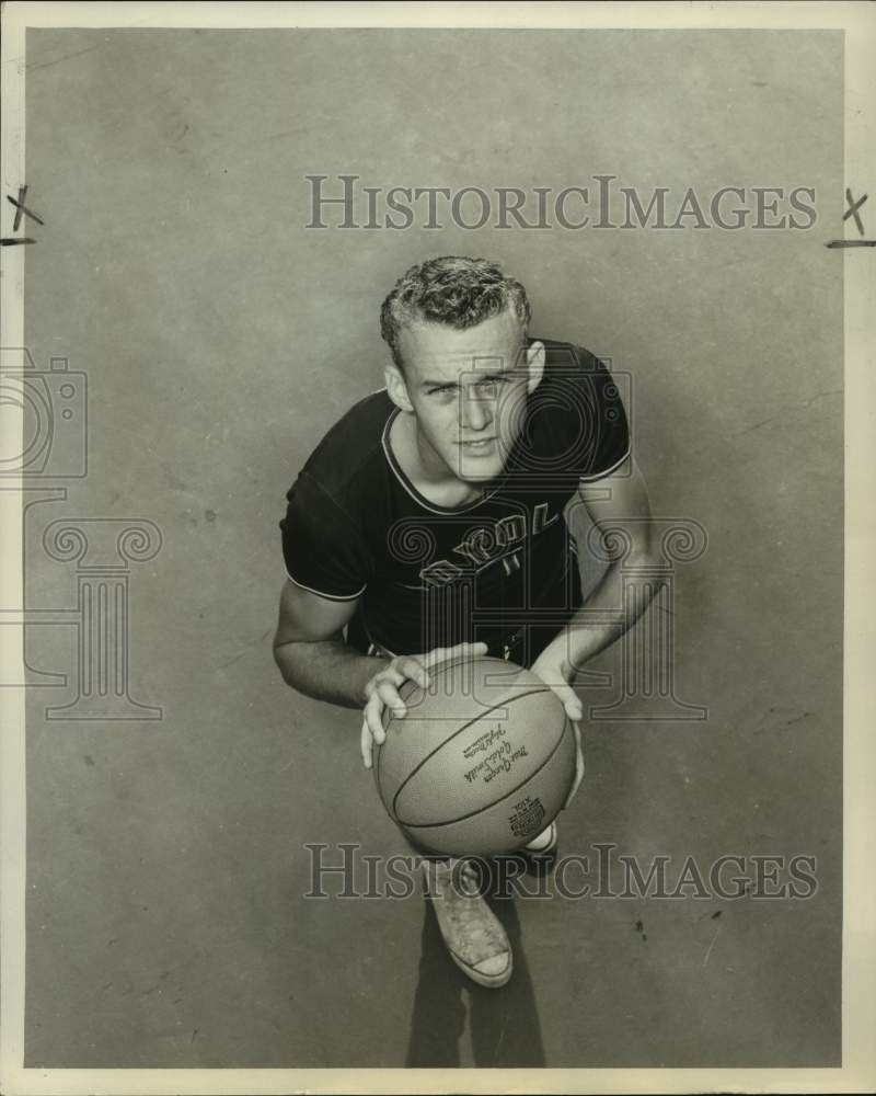 1967 Press Photo Loyola college basketball player Bob Hanberg - nos14521- Historic Images