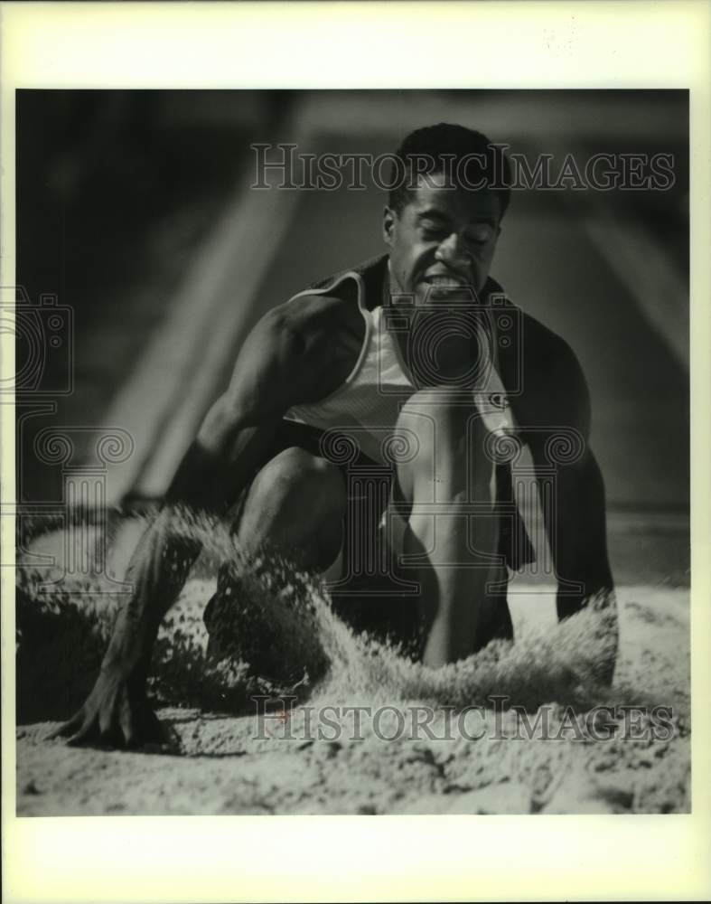 1989 Press Photo De La Salle High long jumper Karl Hankton at state meet- Historic Images