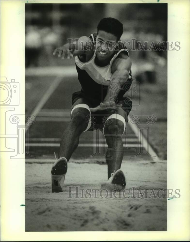 1989 Press Photo De La Salle High long jumper Karl Hankton - nos14533- Historic Images