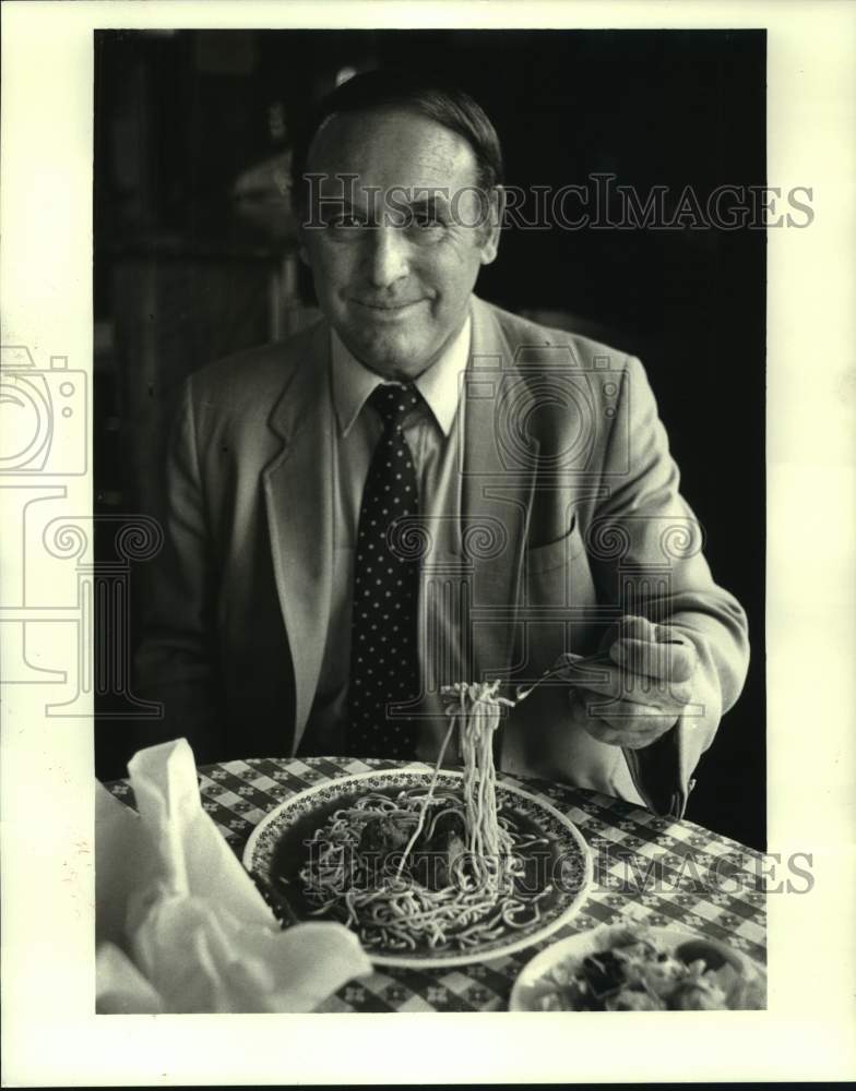 1984 Press Photo Vince Gibson eats spaghetti at Vince&#39;s Vineyards - nos14747- Historic Images