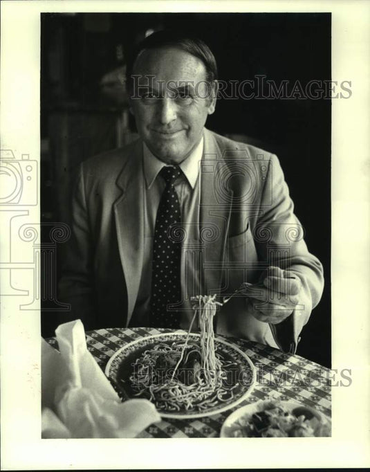 1984 Press Photo Vince Gibson eats spaghetti at Vince's Vineyards - nos14747- Historic Images