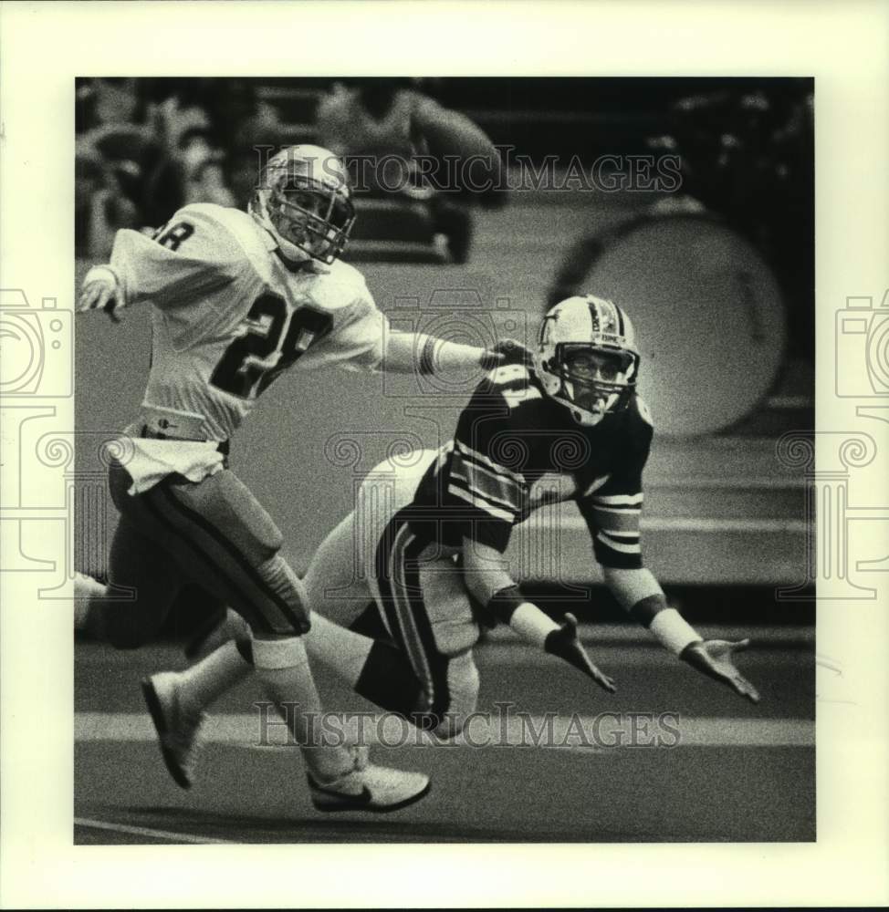 1983 Press Photo Football player Craig Harrison in action - nos14764- Historic Images