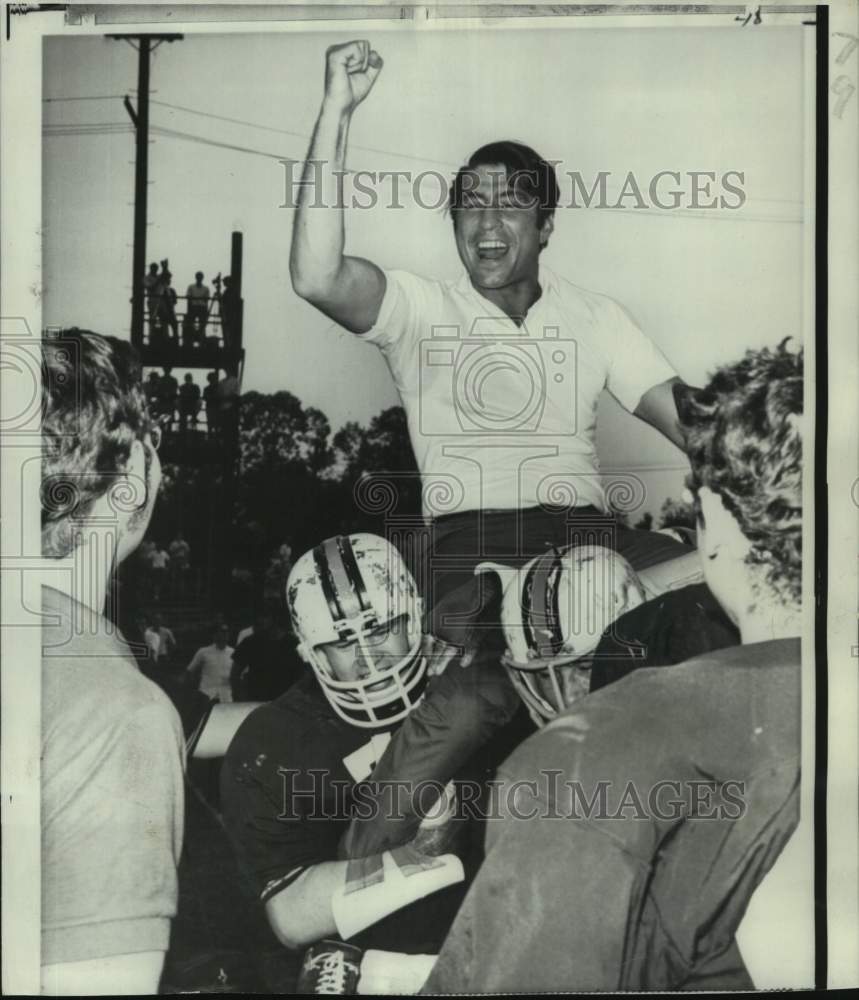 1969 Press Photo Football - Coach Tom Gutman of Caltech Carried by Team for Win- Historic Images