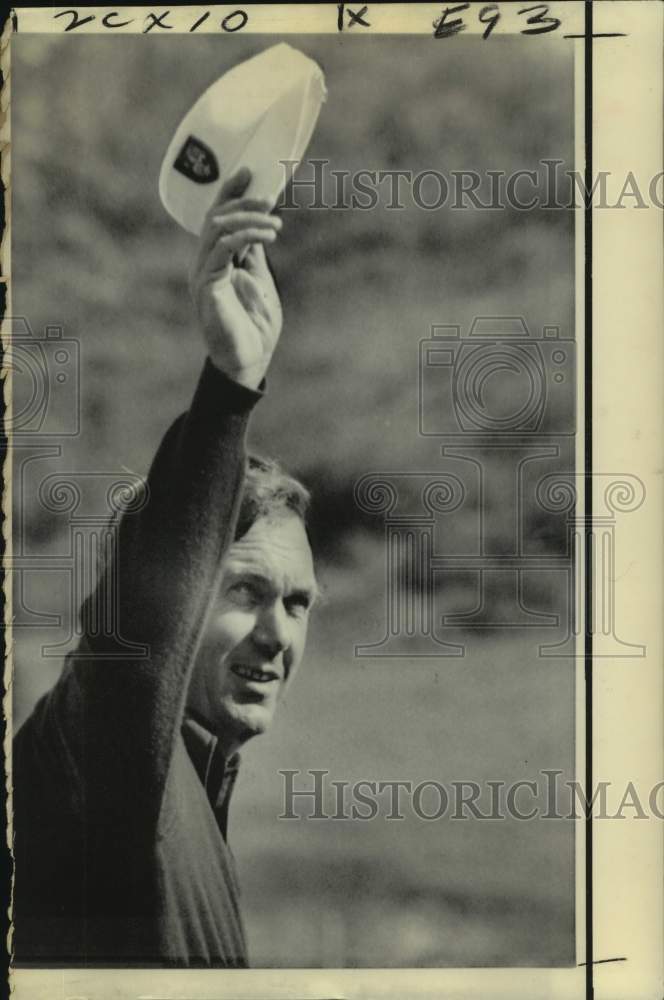 1975 Press Photo Golfer Al Geiberger Waves his Cap - nos14914- Historic Images