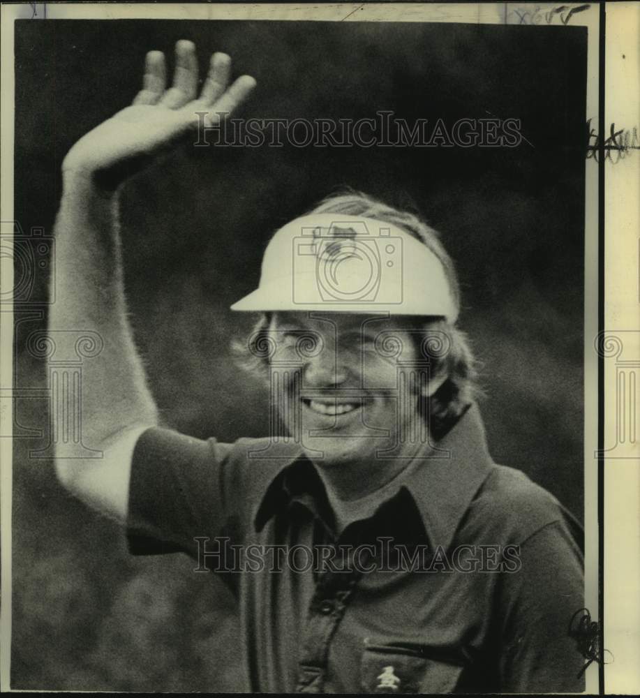 1976 Press Photo Golf - Al Geiberger Waves at Gallery at Greensboro Open- Historic Images