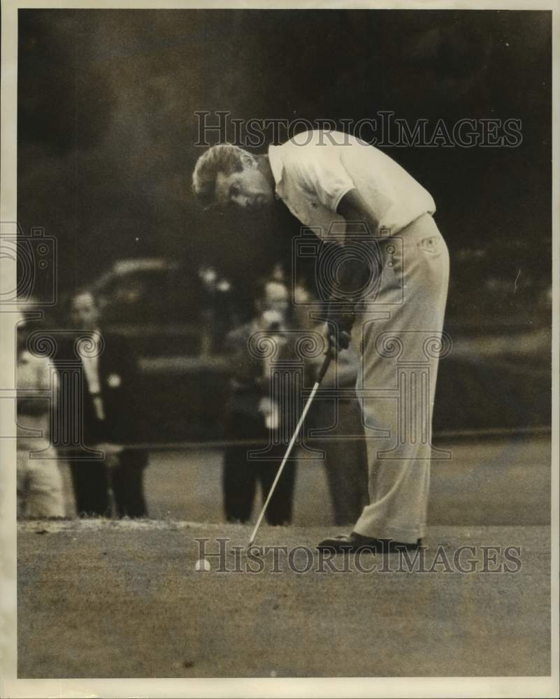 1967 Press Photo Golfer Paul Harney watches an eagle putt slide by the cup- Historic Images