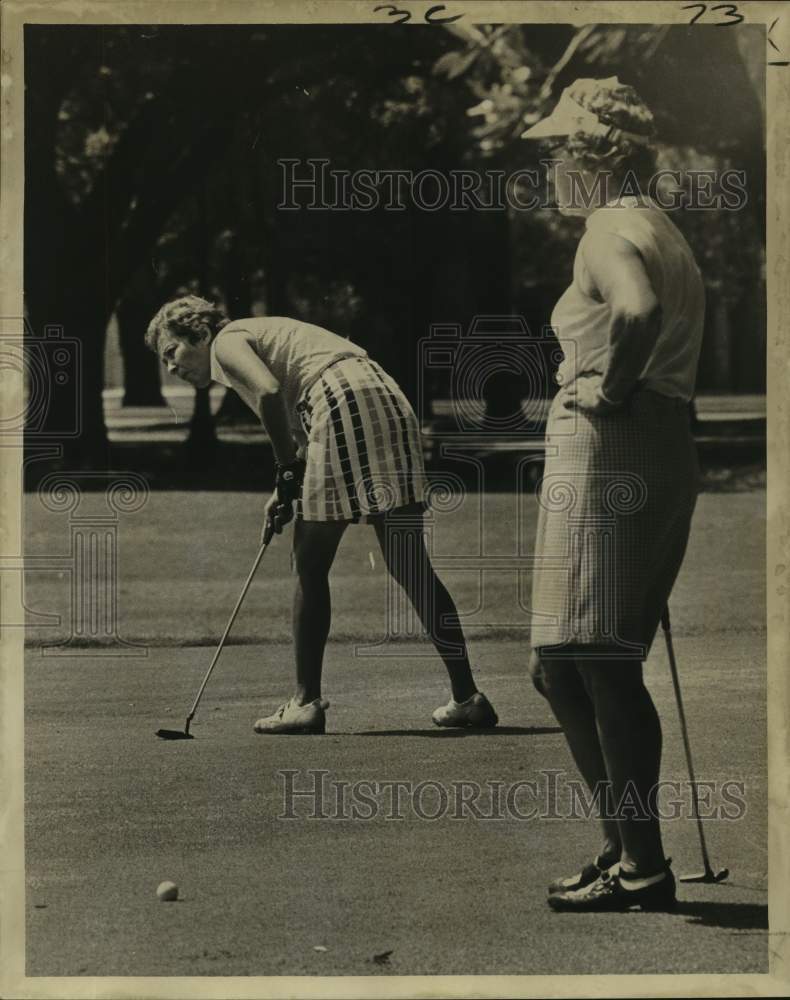 1973 Press Photo Golfers Mrs. John Harlan and Mrs. S.T. Fish - nos14982- Historic Images