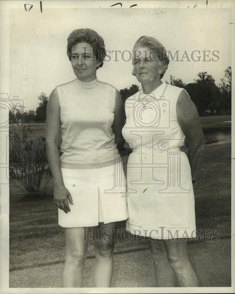 1970 Press Photo Timberlane golfers Mrs. John P. Harlan, Mrs. W.H. Henderson- Historic Images