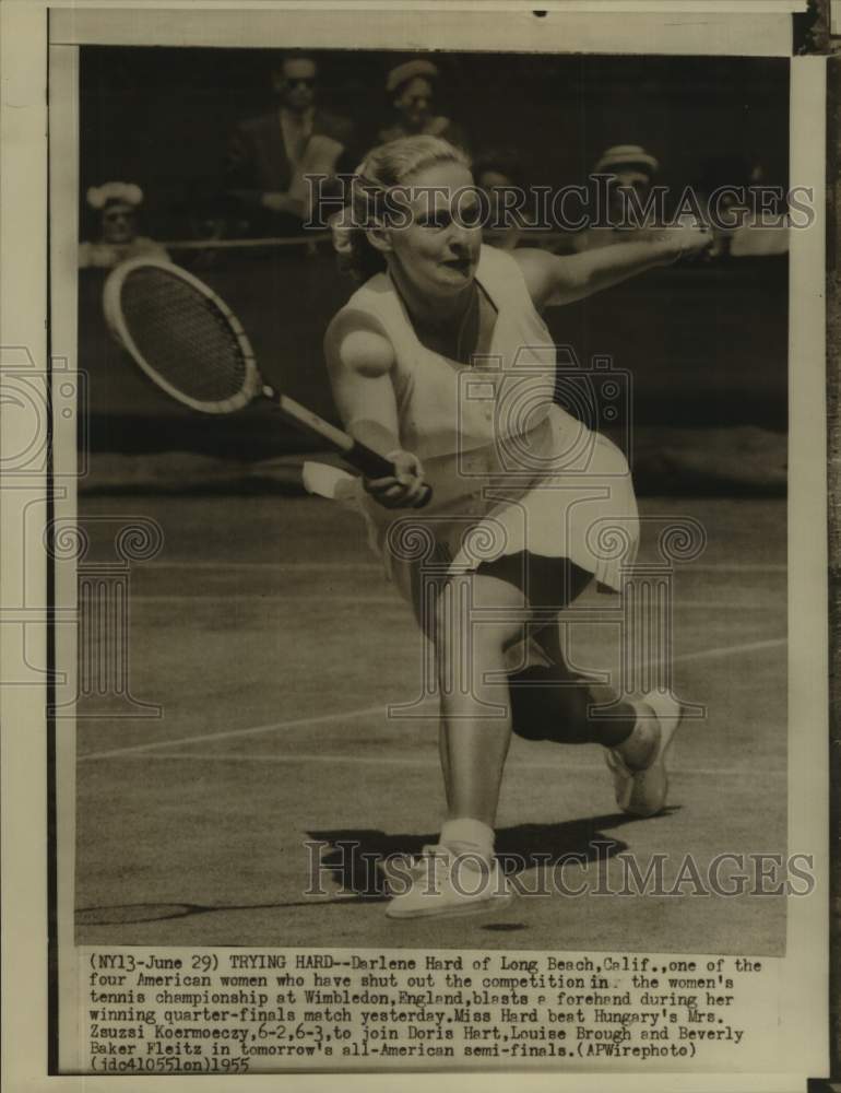 1955 Press Photo Tennis player Darlene Hard plays a Wimbledon quarterfinal- Historic Images