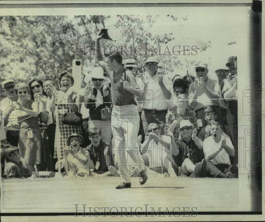 1967 Press Photo Golfer Dave Hill after a birdie on No. 18 in the National PGA- Historic Images