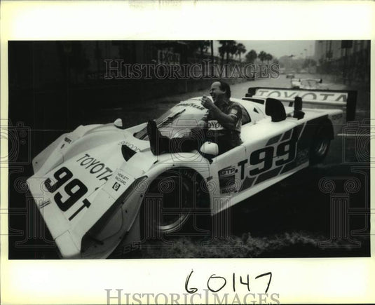 1991 Press Photo A Grand Prix du Mardi Gras driver climbs from his car- Historic Images