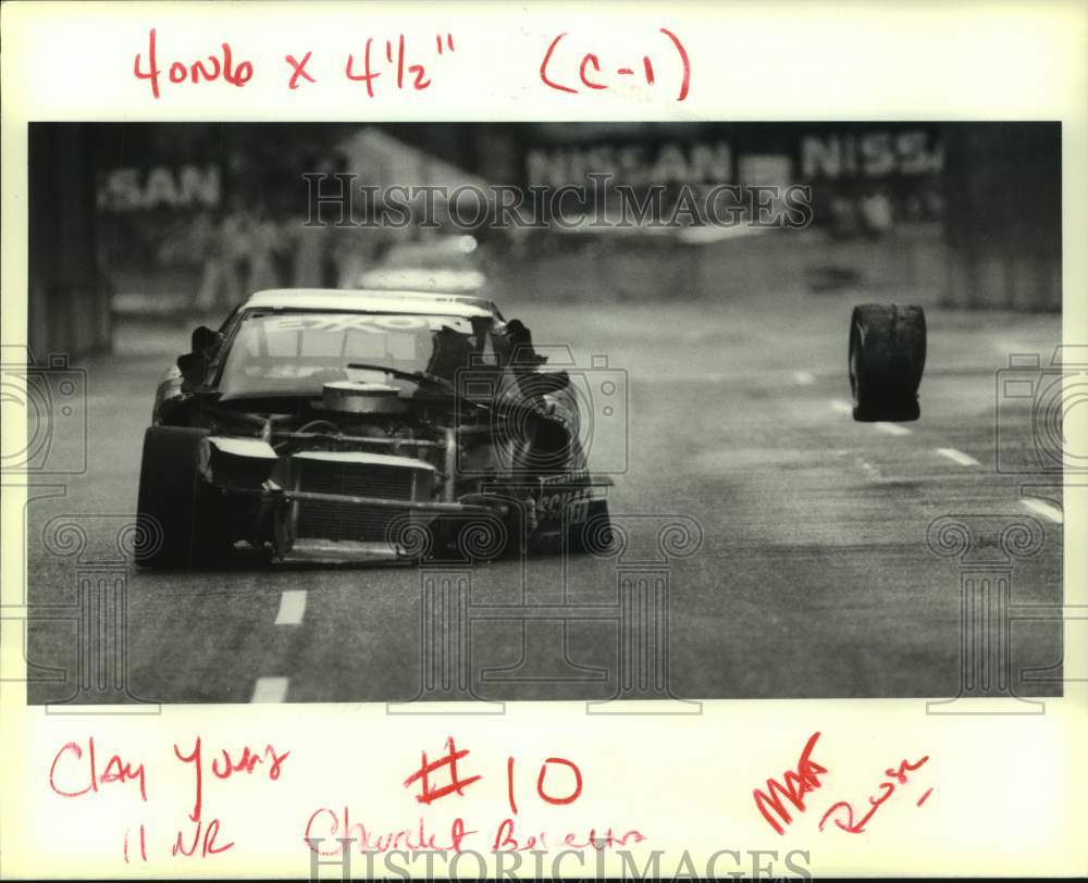 1991 Press Photo A Grand Prix du Mardis Gras race car loses a tire after contact- Historic Images