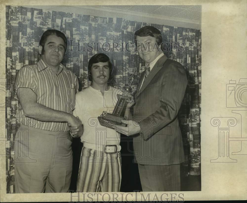 1971 Press Photo Terry Hebert Receives the Gretna Adult Softball Award- Historic Images