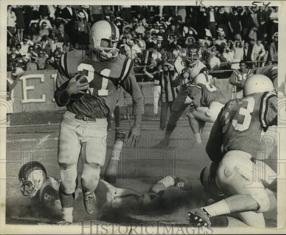 1967 Press Photo Football - Rummel&#39;s Glenn Hedrick Gets Yardage Against Jesuit- Historic Images