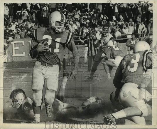1967 Press Photo Football - Rummel's Glenn Hedrick Gets Yardage Against Jesuit- Historic Images