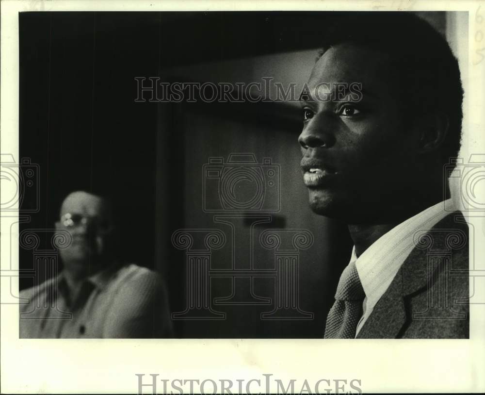 1983 Press Photo New Orleans Saints Eugene Goodlow Signs - nos15630- Historic Images