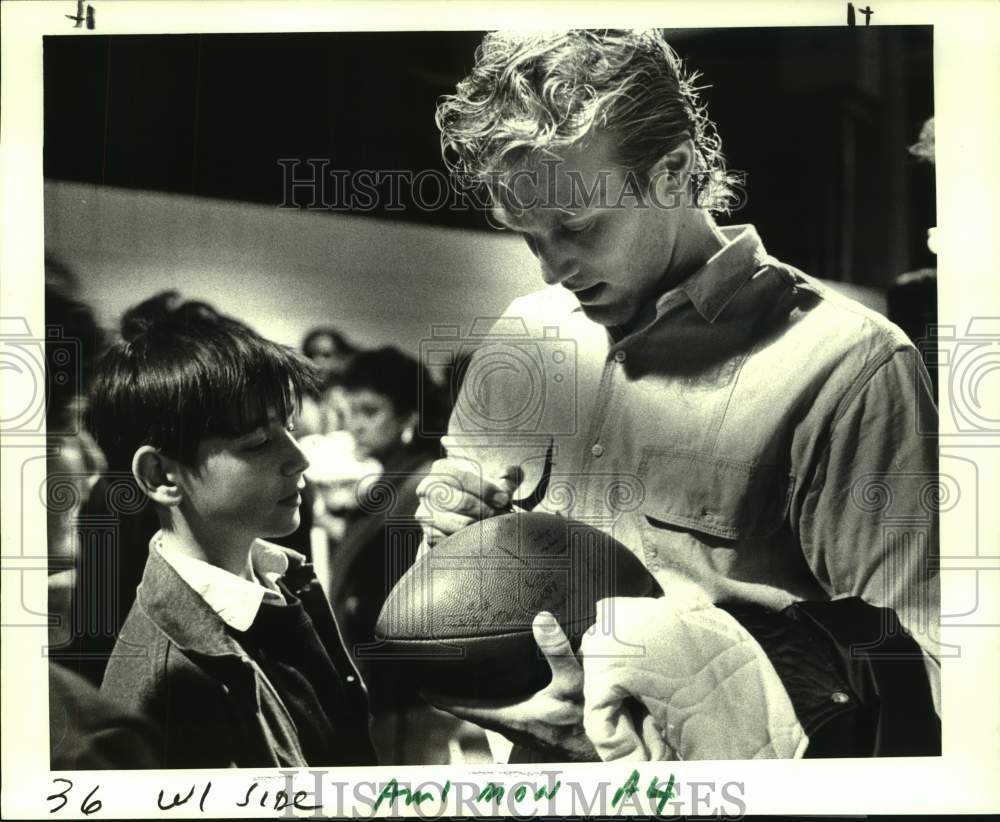 1988 Press Photo Saints football player Brian Hanson and fan Charles Adams- Historic Images